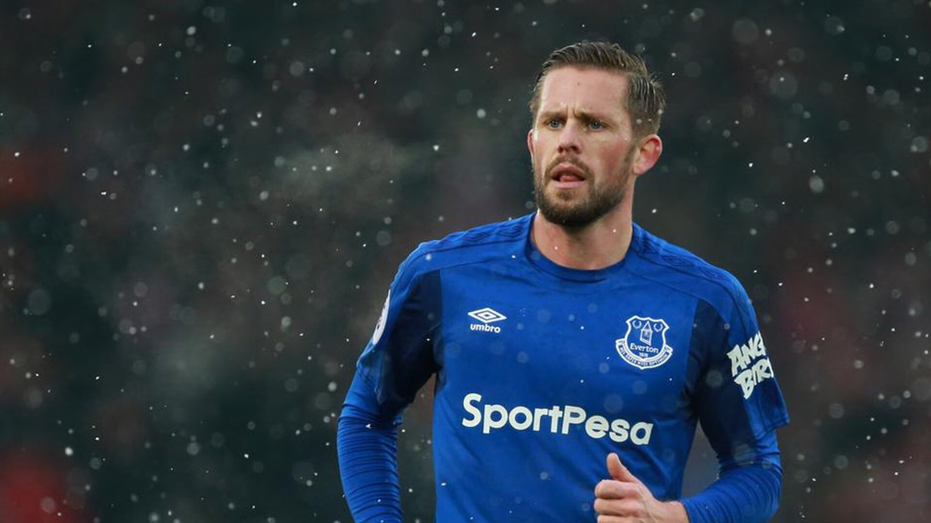 现场气氛火爆！球迷欢呼不断，场内外热情爆棚！，球赛现场的气氛